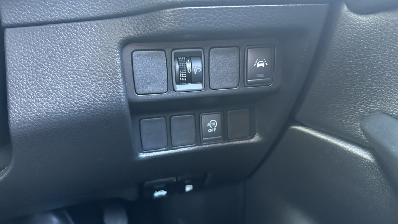 Nissan Qashqai 1.3 DiG-T N-Connecta 5dr [Glass Roof Pack] Petrol Hatchback